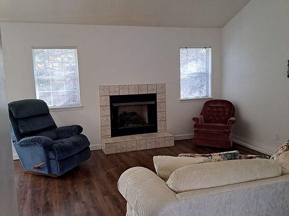 Livingroom (view from entry)