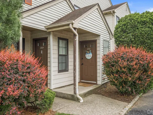 1810 Woodbridge Commons Way, Iselin, NJ 08830