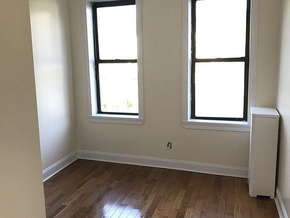 5th image of 3521 Crescent St APT 2R