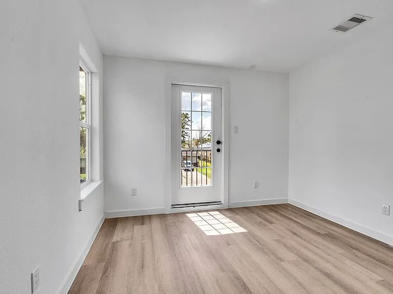 1052 N Lane St — Photo 22