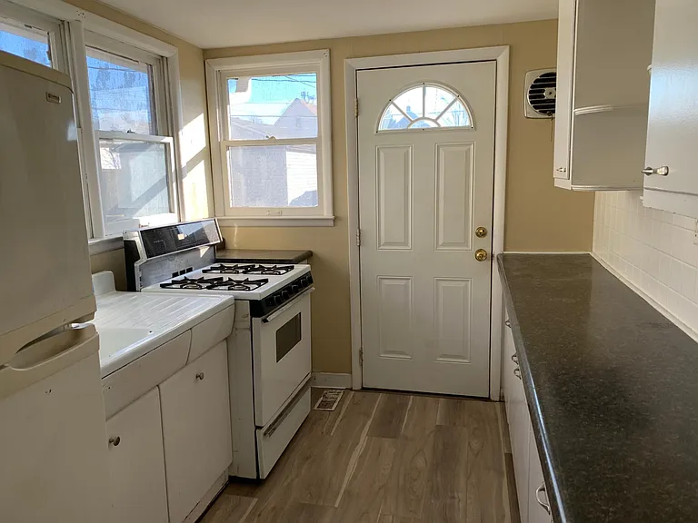 923 E Berwyn St — Photo 6