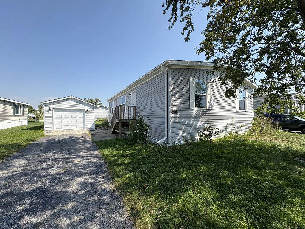 3 bed, 2.0 bath, 1296 sqft, $2,001 — Photo 2