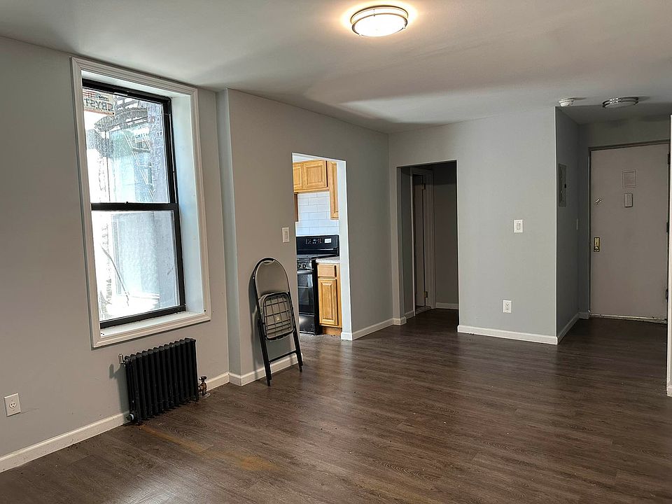2nd image of 940 Bronx Park S APT 1E