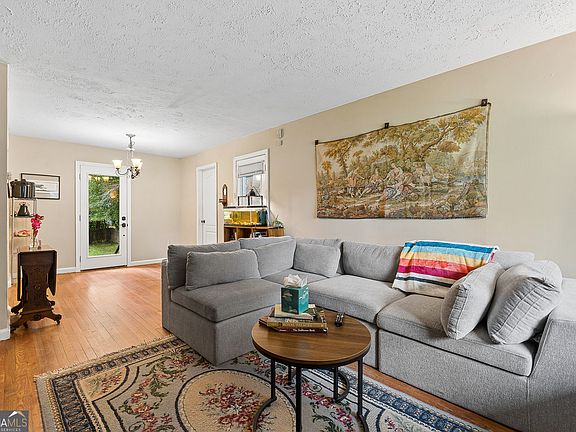 2nd image of 2089 Barbara Ln