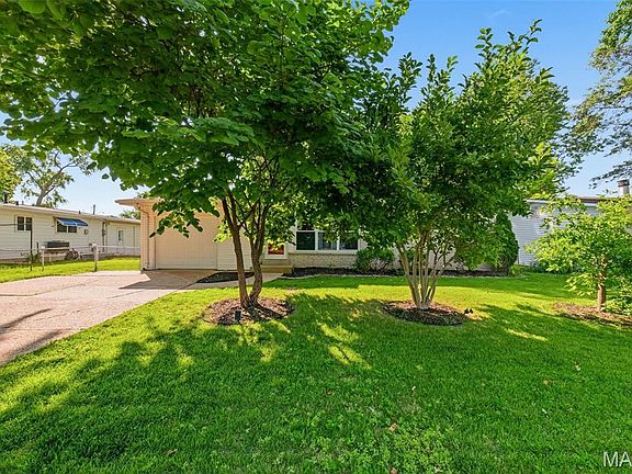 3rd image of 860 Flora Ln