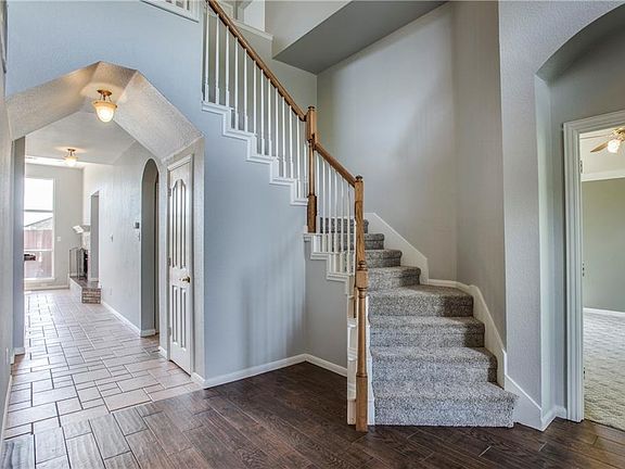 4th image of 7613 Glenoaks Dr