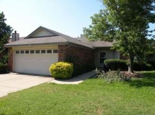 404 Benjamin Ln, Arlington, TX 76002