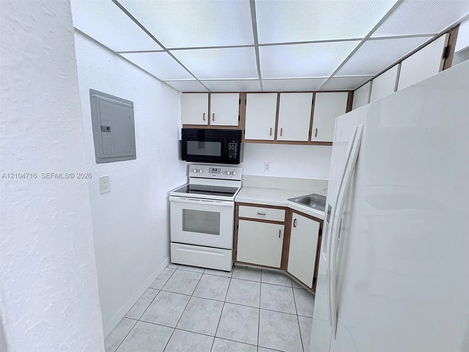 Yolanda Villas Condo — Photo 3
