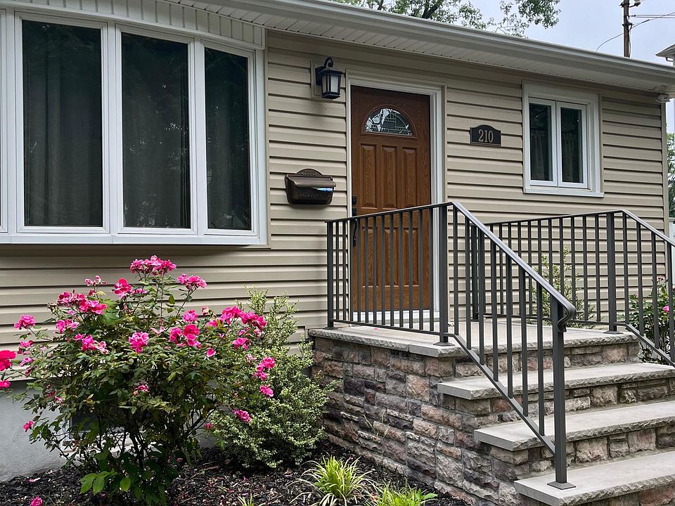 1st image of 210 Edgegrove Ave