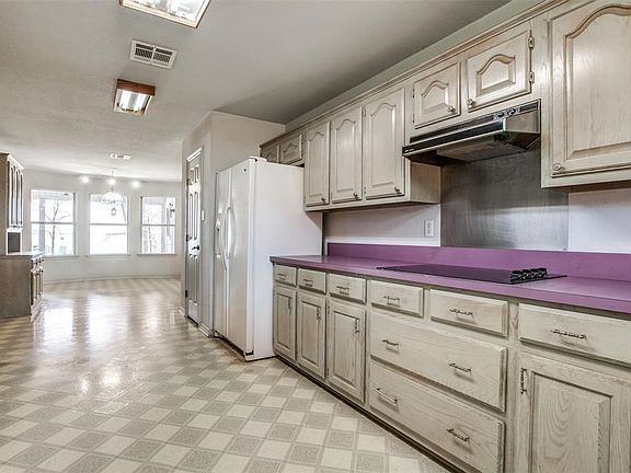 3rd image of 505 Hidden Oaks Ln