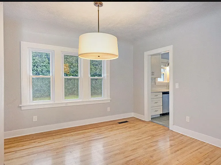 901 Sarasota Ave SE — Photo 3