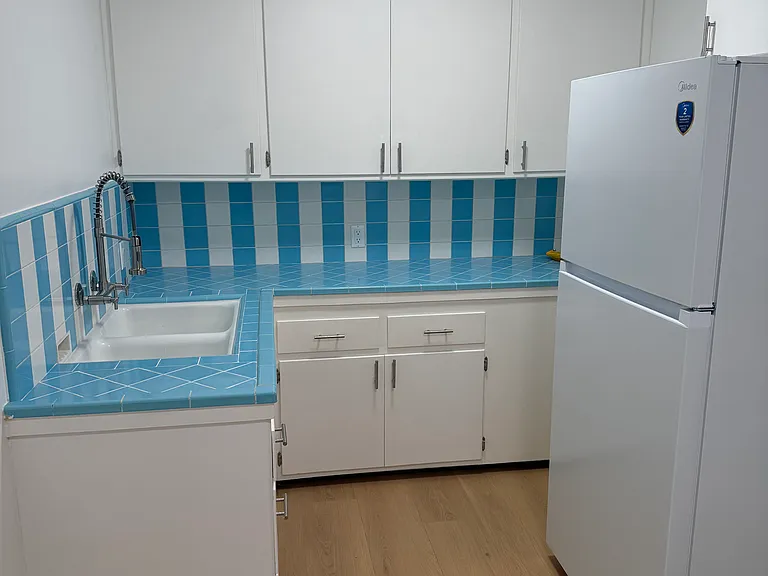525 S Kenmore Ave #9 — Photo 3