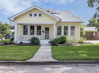 401 Bowie St, Hallettsville, TX 77964