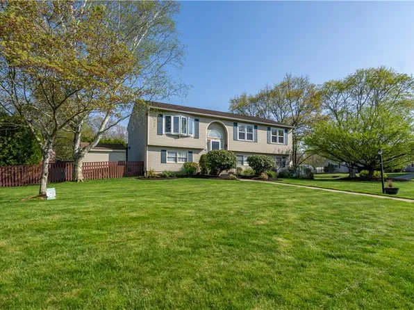 20 Apple Hill Dr, Cranston, RI 02921