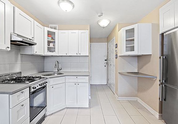 2nd image of 311 E 75th St APT 5G