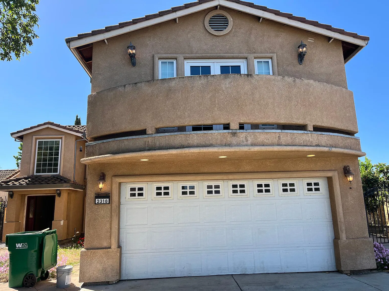 2318 E Swain Rd — Photo 1