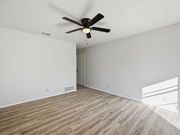 4th image of 105 N Wood Ave