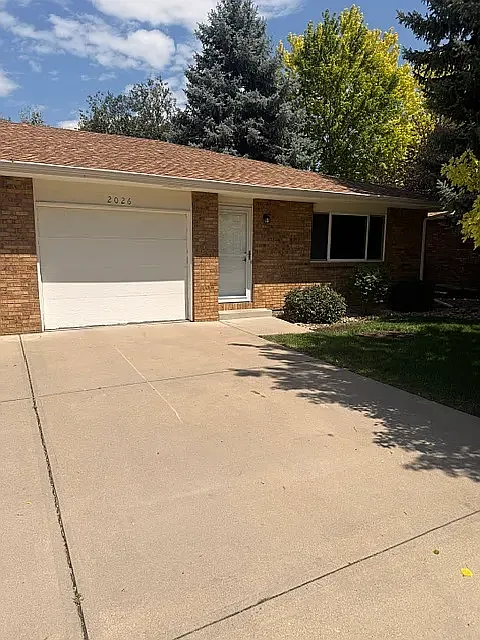 2 bed, 950 sqft, $1,900 — Photo 1