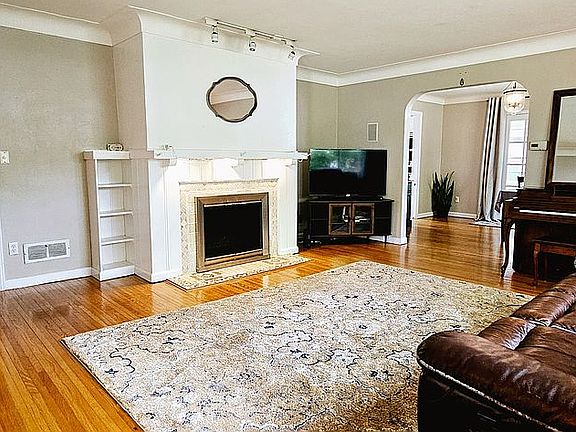 4th image of 4224 Woodmont Rd