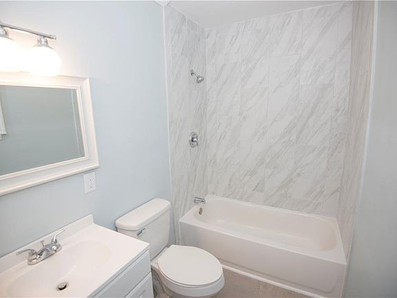 4th image of 1082 Algoma St
