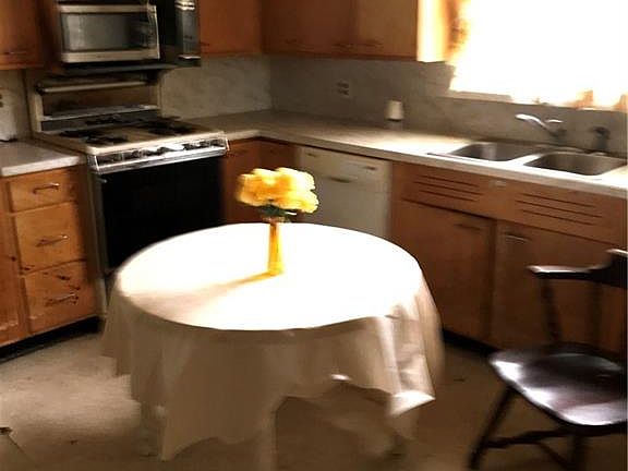 4th image of 21 Dubois St
