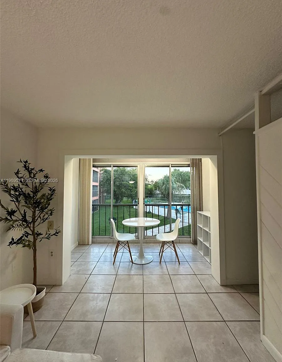Castillian Club Condo — Photo 3