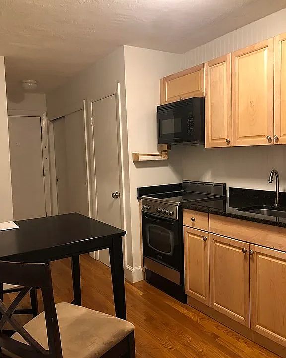 2nd image of 7 Aberdeen St #H
