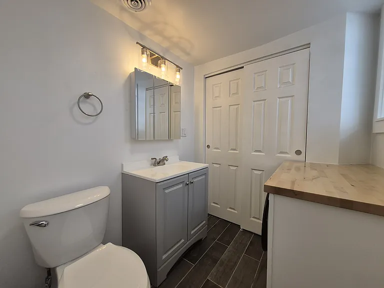 604 E Locust St — Photo 6