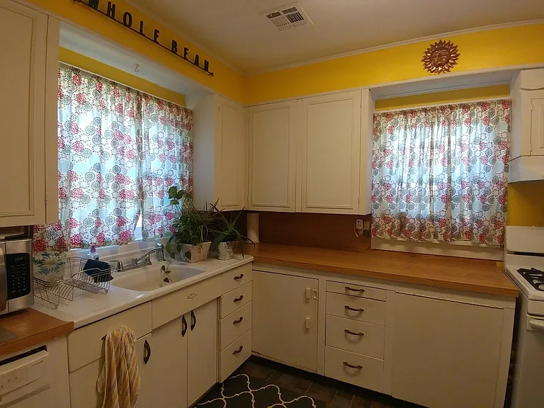 427 E Duffy St — Photo 6