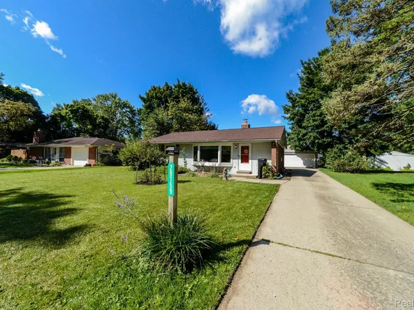 29759 Spring River Dr, Southfield, MI 48076