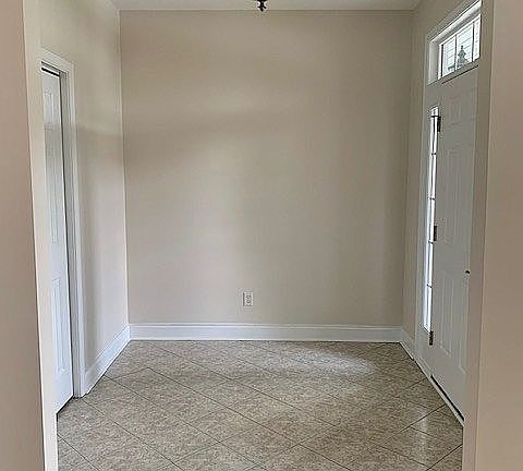 Foyer with coat closer