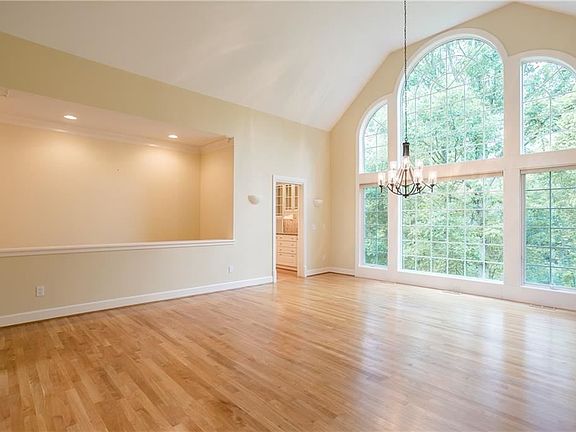 3rd image of 22 Mill Neck Ln