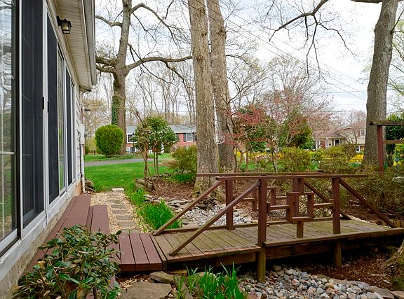 5th image of 9120 Saranac Ct