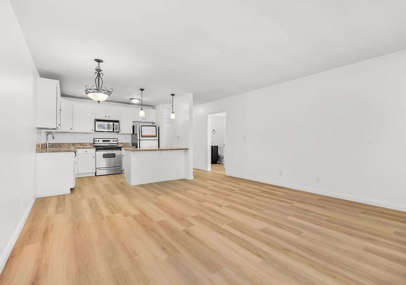 Updated 1-Bedroom Condo with in-Unit Washer/Dryer! Water Included! — Photo 4