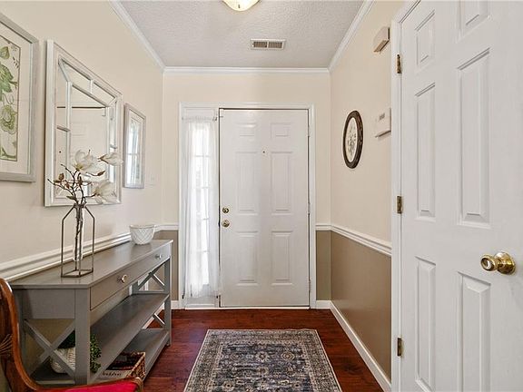 4th image of 808 Blackthorne Dr