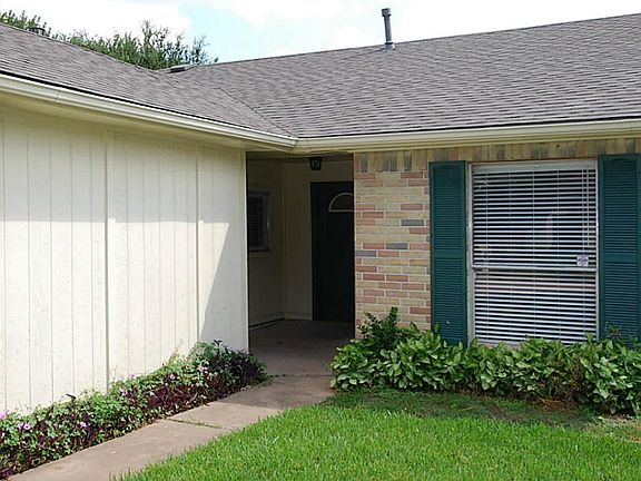 3rd image of 10719 Highland Woods Dr