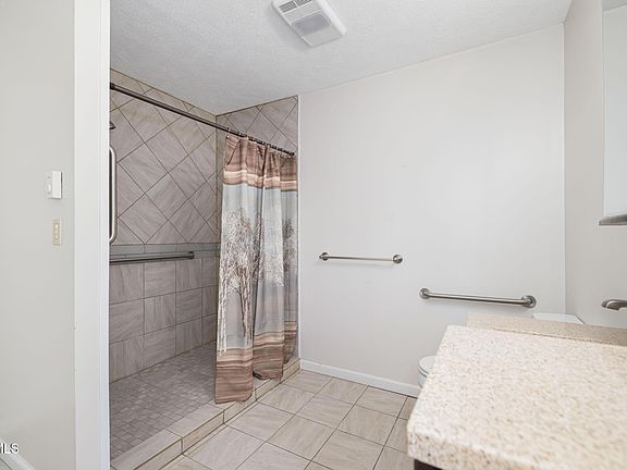 4th image of 153 Forest Ave