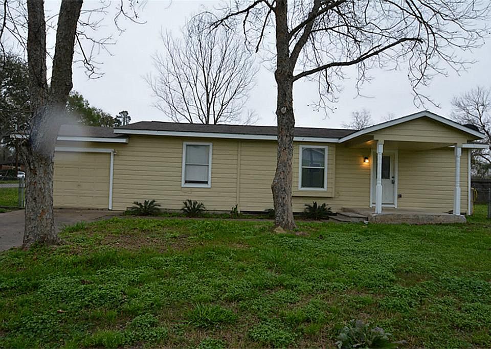 FRONT VIEW OF THE HOUSE. COVERED PORCH.