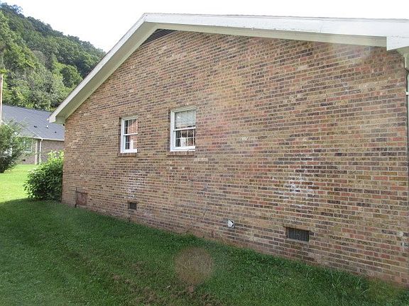 5th image of 42 N Circle Dr