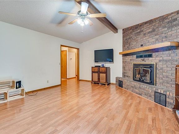 4th image of 36 Elizabeth Dr