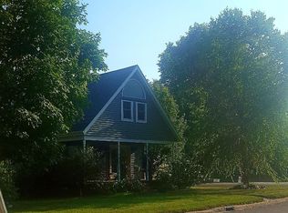 631 2nd St, Buffalo, IA 52728