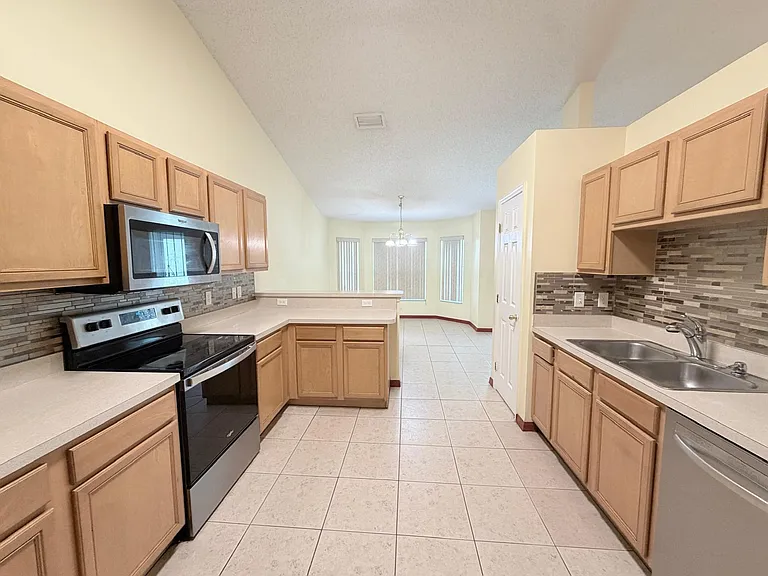 1613 SW Whipple Ave — Photo 14
