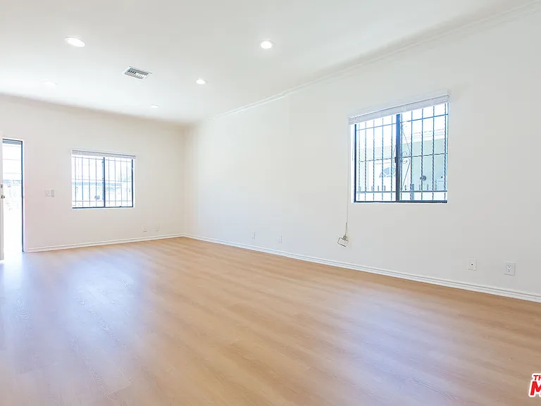 1443 N Mariposa Ave — Photo 3