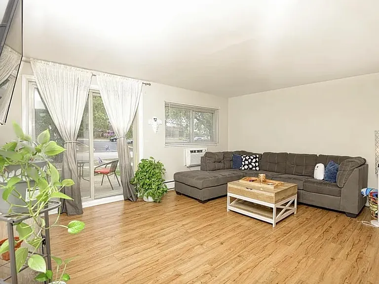 659 E Fullerton Ave — Photo 2