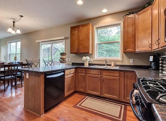 5th image of 4870 Hamlet Way N