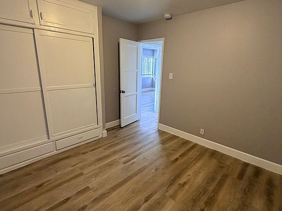 5th image of 10916 Wilmington Ave #10916