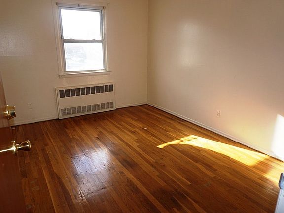 4th image of 704 E 86th St #2