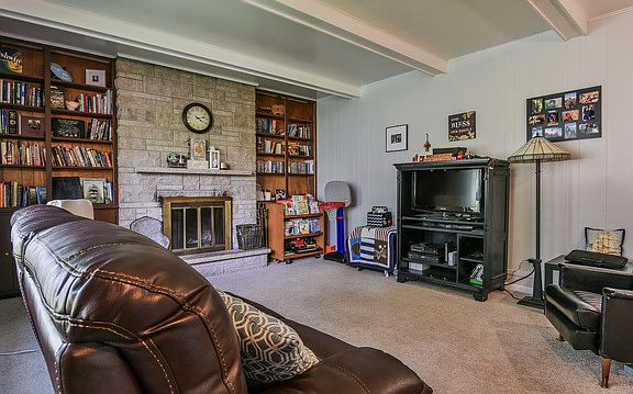 4th image of 208 Lilac Ln
