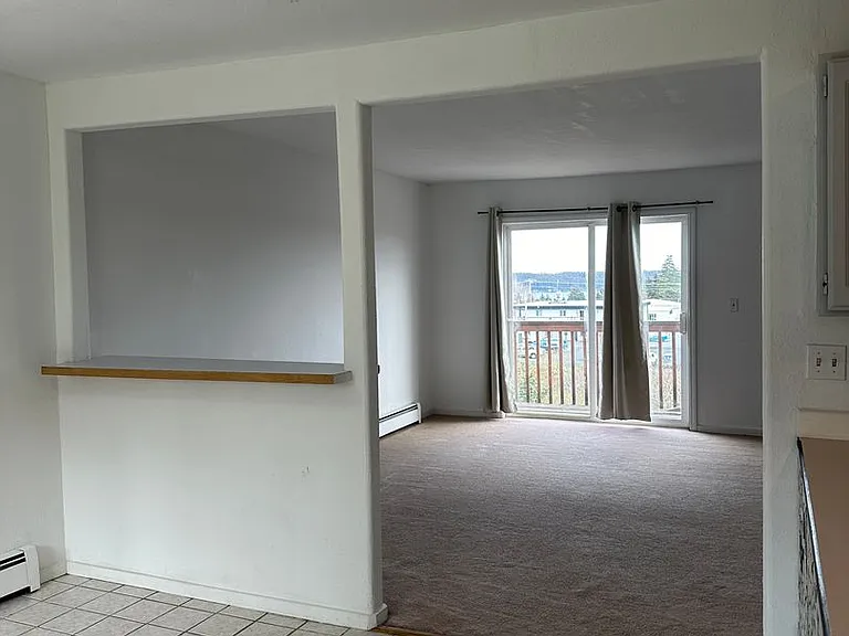1223 Larch St — Photo 3