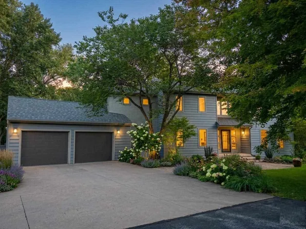 17 Briar Ridge Dr NE, Iowa City, IA 52240